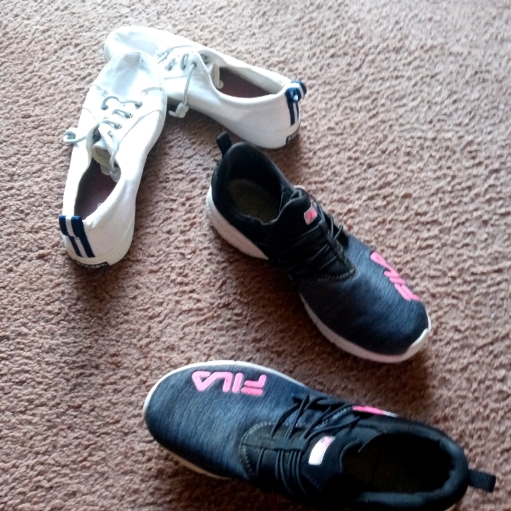 Tennis shoes